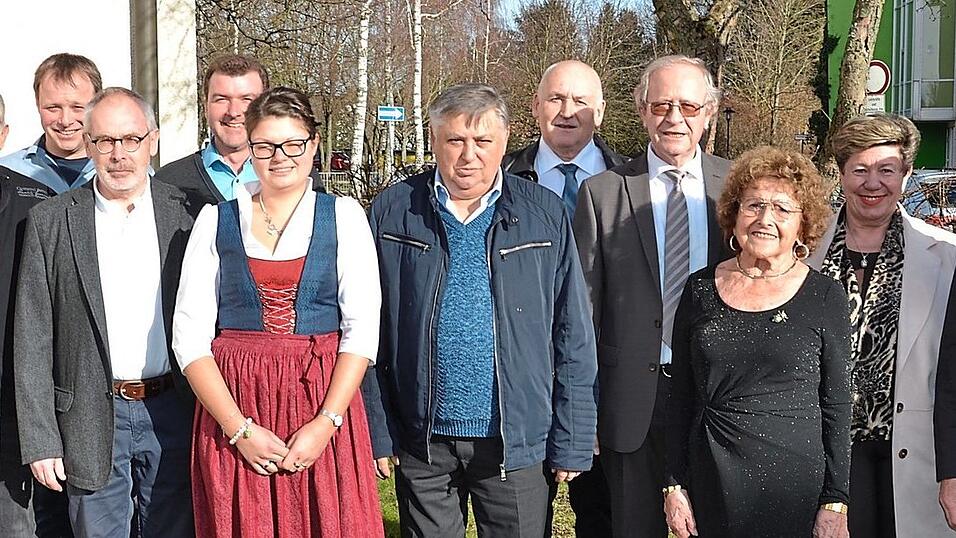 Pfarrgemeinderäte und der Kirchenverwaltungen mit (v. l.) Heribert Zenk, Andreas Sedlmeier, Florian Frank, Michael Friedl, Stefan Schinagl, Birgit Kögl und Klaus Habel, Pfarrer Josef Paulus sowie Bürgermeister Josef Reiser und seine Stellvertreterin Hannelore Langwieser (v. r.) gratulierten dem Jubilar (4. v. r.), mit Elsa Forster an seiner Seite. Pfarrgemeinderäte und der Kirchenverwaltungen mit (v. l.) Heribert Zenk, Andreas Sedlmeier, Florian Frank, Michael Friedl, Stefan Schinagl, Birgit Kögl und Klaus Habel, Pfarrer Josef Paulus sowie Bürgermeister Josef Reiser und seine Stellvertreterin Hannelore Langwieser (v. r.) gratulierten dem Jubilar (4. v. r.), mit Elsa Forster an seiner Seite.