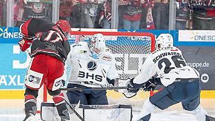 Chance vertan: Die Landshuter kassierten am Sonntagabend eine Heimschlappe gegen den Ranglistenzehnten Blue Devils Weiden und sind den zweiten Tabellenplatz bereits wieder los. In dieser Szene scheiterte EVL-Jungspund Simon Seidl (links) an Schlussmann Felix Noack. Chance vertan: Die Landshuter kassierten am Sonntagabend eine Heimschlappe gegen den Ranglistenzehnten Blue Devils Weiden und sind den zweiten Tabellenplatz bereits wieder los. In dieser Szene scheiterte EVL-Jungspund Simon Seidl (links) an Schlussmann Felix Noack.