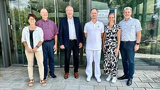 Noch Ende August schien es so, dass mit der Verpflichtung von MUDr. Trtek (Dritter von rechts) der Weiterbestand der Praxis von Dr. Gerhard Groeneveld (Zweiter von links) gesichert ist. Zumal damals Dr. Stephanie Bötzl (Zweite von rechts), die bei diesem Termin im Namen der Geschäftsführung von „Dr. Sandrock & Partner“ sprach, betonte: „Unser Ziel war es, dass die Diabetologie in Furth im Wald weitergeht.“ Hierzu wurde medienwirksam zu einem Pressetermin mit Landrat Löffler und Bürgermeister Bauer eingeladen. Noch Ende August schien es so, dass mit der Verpflichtung von MUDr. Trtek (Dritter von rechts) der Weiterbestand der Praxis von Dr. Gerhard Groeneveld (Zweiter von links) gesichert ist. Zumal damals Dr. Stephanie Bötzl (Zweite von rechts), die bei diesem Termin im Namen der Geschäftsführung von „Dr. Sandrock & Partner“ sprach, betonte: „Unser Ziel war es, dass die Diabetologie in Furth im Wald weitergeht.“ Hierzu wurde medienwirksam zu einem Pressetermin mit Landrat Löffler und Bürgermeister Bauer eingeladen.