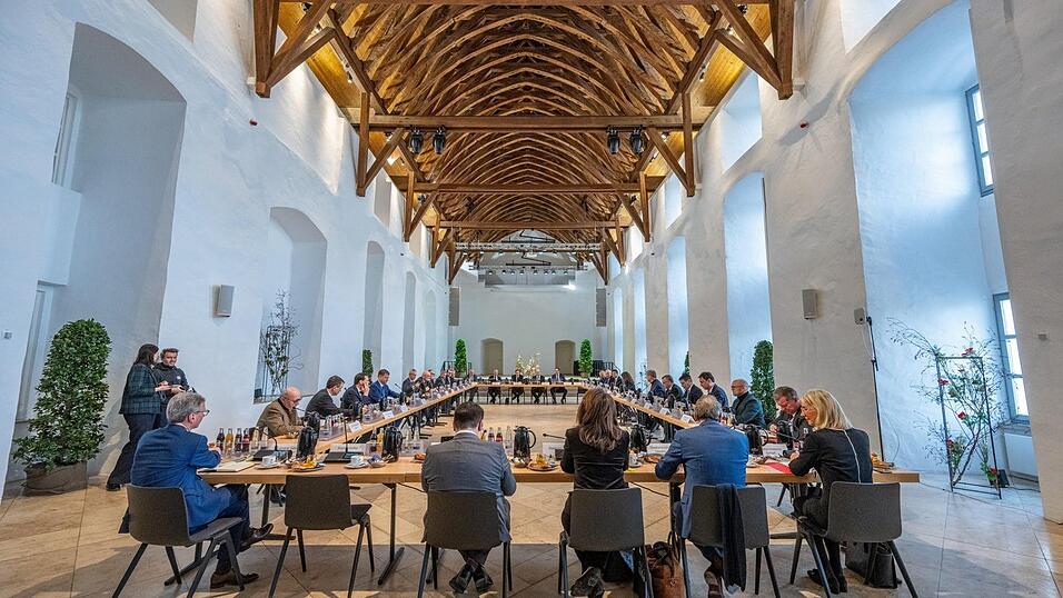 An der Sitzung des bayerischen Kabinetts im Herzogschloss Straubing nehmen auch niederbayerische Oberbürgermeister und Landräte teil. An der Sitzung des bayerischen Kabinetts im Herzogschloss Straubing nehmen auch niederbayerische Oberbürgermeister und Landräte teil.