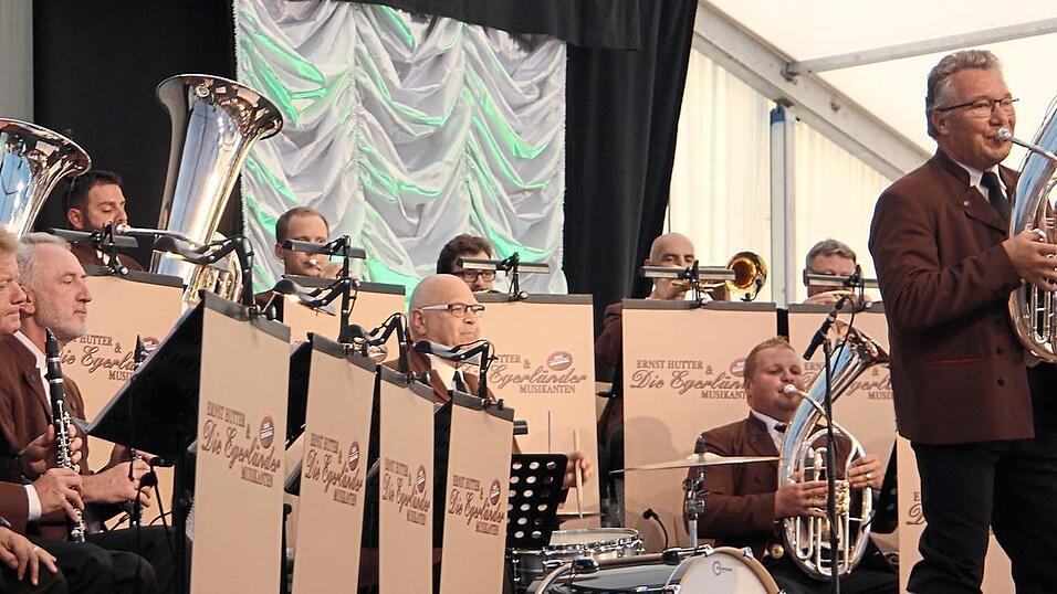'Ernst Hutter und die Egerländer Musikanten - Das Original' eröffneten mit einem Abendkonzert das Dellnhauser Volksmusikfest. 'Ernst Hutter und die Egerländer Musikanten - Das Original' eröffneten mit einem Abendkonzert das Dellnhauser Volksmusikfest.