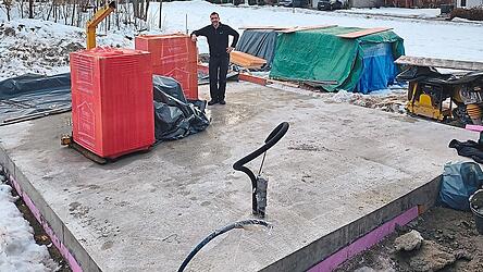 Nach einer Zwangspause aufgrund der Kälte gehen die Arbeiten auf der Backstuben-Baustelle nun endlich weiter. Nach einer Zwangspause aufgrund der Kälte gehen die Arbeiten auf der Backstuben-Baustelle nun endlich weiter.