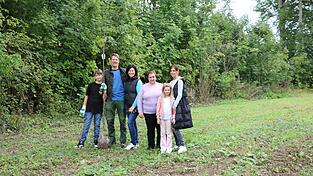 Freuen sich über das Projekt Streuobstwiese (v. l.): Justus mit einem Gravensteiner-Apfelbaum, Ulrich und Sylvia Krinner sowie vom OGV Angelika Denk und Franziska Bleyer mit Sophie. Freuen sich über das Projekt Streuobstwiese (v. l.): Justus mit einem Gravensteiner-Apfelbaum, Ulrich und Sylvia Krinner sowie vom OGV Angelika Denk und Franziska Bleyer mit Sophie.