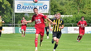 Im Hinspiel bekam die SpVgg Lam mit Daniel Gschwendtner (in Rot) das spielerische Leistungsvermögen der Burglengenfelder zu spüren. Der Abwehrchef fehlt diesmal wegen seiner Rotsperre. Im Hinspiel bekam die SpVgg Lam mit Daniel Gschwendtner (in Rot) das spielerische Leistungsvermögen der Burglengenfelder zu spüren. Der Abwehrchef fehlt diesmal wegen seiner Rotsperre.
