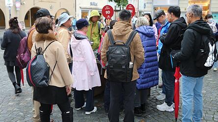 Eine Reisegruppe bei der Stadtführung. Eine Reisegruppe bei der Stadtführung.