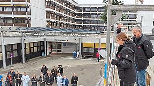 Bauleiterin Laura Zirngibl und Polier Stefan Kopf weihten den Rohbau mit einem Richtfestspruch. Bauleiterin Laura Zirngibl und Polier Stefan Kopf weihten den Rohbau mit einem Richtfestspruch.