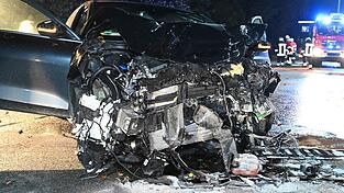 Beim Zusammenstoß auf der B299 sind die Autos total beschädigt worden. Beim Zusammenstoß auf der B299 sind die Autos total beschädigt worden.