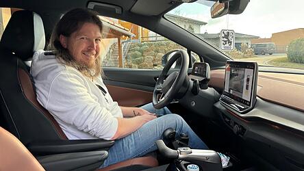 Armin Prommersberger in seinem Fahrschulauto, das er eigens für sich umbauen ließ. Der TÜV-Prüfer hat den Einbau technisch abgenommen und für gut befunden. Armin Prommersberger in seinem Fahrschulauto, das er eigens für sich umbauen ließ. Der TÜV-Prüfer hat den Einbau technisch abgenommen und für gut befunden.