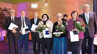 Ehre, wem Ehre gebührt: Dr. Karl Vetter, Bernard Václav, Dr. Josef Weber, Martina Dimpfl, Elvira Frauendienst und Jaroslava Seidlmayer ehrte Landrat Franz Löffler (von links). Ehre, wem Ehre gebührt: Dr. Karl Vetter, Bernard Václav, Dr. Josef Weber, Martina Dimpfl, Elvira Frauendienst und Jaroslava Seidlmayer ehrte Landrat Franz Löffler (von links).