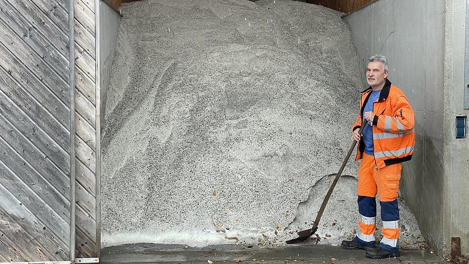 Gut gefüllt sind das Salz- und auch das Riesellager für den Winterdienst im Bauhof des Marktes Schierling. Gut gefüllt sind das Salz- und auch das Riesellager für den Winterdienst im Bauhof des Marktes Schierling.