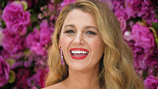 Blake Lively spielt in „Nur noch ein einziges Mal“ die Rolle der Lily Bloom. Nach dem Dreh flogen zwischen ihr und ihrem Filmpartner Justin Baldoni allerdings ordentlich die Fetzen, was für zahlreiche Schlagzeilen sorgte. Blake Lively spielt in „Nur noch ein einziges Mal“ die Rolle der Lily Bloom. Nach dem Dreh flogen zwischen ihr und ihrem Filmpartner Justin Baldoni allerdings ordentlich die Fetzen, was für zahlreiche Schlagzeilen sorgte.