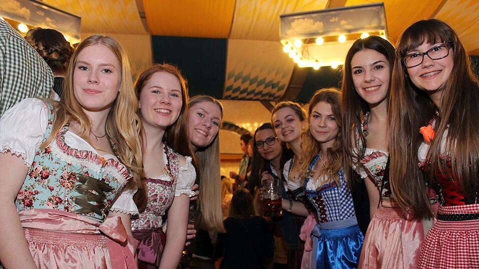 Die Frühjahrsdult 2017 in Landshut neigt sich dem Ende entgegen. Grund genug, noch einmal richtig in den Bierzelten zu feiern - abgerundet vom traditionellen Feuerwerk. Die Frühjahrsdult 2017 in Landshut neigt sich dem Ende entgegen. Grund genug, noch einmal richtig in den Bierzelten zu feiern - abgerundet vom traditionellen Feuerwerk.