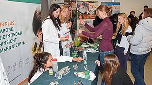 Die 14-jährige Olivia übt mit der Pipette am Stand von Agrolab. Die 14-jährige Olivia übt mit der Pipette am Stand von Agrolab.