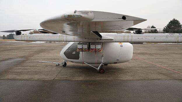 Der 'Romeo' getaufte Prototyp eines Senkrechtstarters mit Hybrid-Antrieb diente als Grundlage für die Entwicklung einer etwas kleineren Drohne, die schon 2028 auf den Markt kommen soll. (Archiv) Der 'Romeo' getaufte Prototyp eines Senkrechtstarters mit Hybrid-Antrieb diente als Grundlage für die Entwicklung einer etwas kleineren Drohne, die schon 2028 auf den Markt kommen soll. (Archiv)