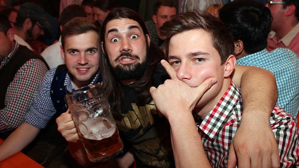 Die Frühjahrsdult 2017 in Landshut neigt sich dem Ende entgegen. Grund genug, noch einmal richtig in den Bierzelten zu feiern - abgerundet vom traditionellen Feuerwerk. Die Frühjahrsdult 2017 in Landshut neigt sich dem Ende entgegen. Grund genug, noch einmal richtig in den Bierzelten zu feiern - abgerundet vom traditionellen Feuerwerk.