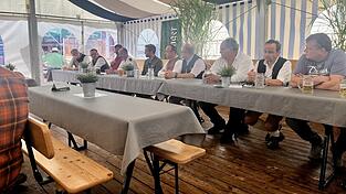Die Pressekonferenz in der Fischbraterei Schmalzl. Die Pressekonferenz in der Fischbraterei Schmalzl.