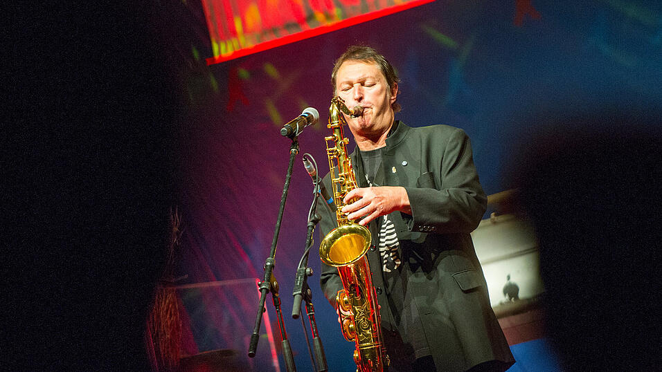 Hans-Jürgen Buchner bei einem Konzert im Münchner Circus Krone im Jahr 2013 Hans-Jürgen Buchner bei einem Konzert im Münchner Circus Krone im Jahr 2013