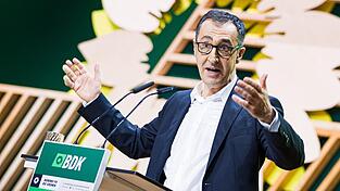 Cem Özdemir will Ministerpräsident von Baden-Württemberg werden. Das Problem: Seine Partei ist nicht sonderlich beliebt. Cem Özdemir will Ministerpräsident von Baden-Württemberg werden. Das Problem: Seine Partei ist nicht sonderlich beliebt.