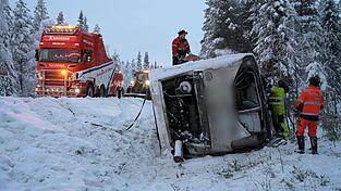 Der Bus kippte in der Nähe von Vilhelmina im Norden von Schweden von einer Schnellstraße. Der Bus kippte in der Nähe von Vilhelmina im Norden von Schweden von einer Schnellstraße.