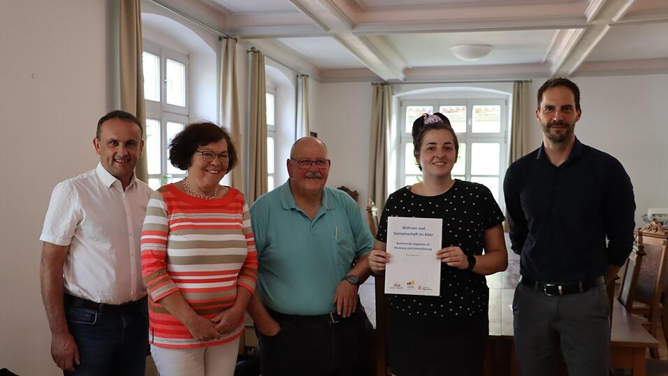 Bürgermeister Josef Schütz, Hildegard Schindler und Richard Schönberger (Generationenbeauftragter) sowie Corinna Meister und Thomas Kuhnt (Seniorenbeauftragter) vom Büro Planwerk (von links) stellten einen ersten Entwurf vor, der Hilfen und intergenerationelle Veranstaltungen sammelt. Bürgermeister Josef Schütz, Hildegard Schindler und Richard Schönberger (Generationenbeauftragter) sowie Corinna Meister und Thomas Kuhnt (Seniorenbeauftragter) vom Büro Planwerk (von links) stellten einen ersten Entwurf vor, der Hilfen und intergenerationelle Veranstaltungen sammelt.