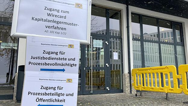 Hinweisschilder zur mündlichen Verhandlung im Münchner Wirecard-Musterverfahren im vergangenen Herbst. Nun will das Gericht eine erste Entscheidung verkünden. Hinweisschilder zur mündlichen Verhandlung im Münchner Wirecard-Musterverfahren im vergangenen Herbst. Nun will das Gericht eine erste Entscheidung verkünden.