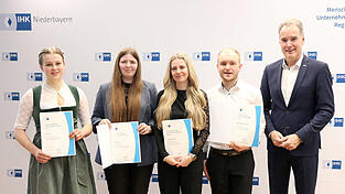 Die Landesbesten aus dem Landkreis (v.l.): Anna Zens, Julia Esterl, Julia Brandstetter und Michael Johannes Hamann zusammen mit IHK-Hauptgeschäftsführer Alexander Schreiner Die Landesbesten aus dem Landkreis (v.l.): Anna Zens, Julia Esterl, Julia Brandstetter und Michael Johannes Hamann zusammen mit IHK-Hauptgeschäftsführer Alexander Schreiner
