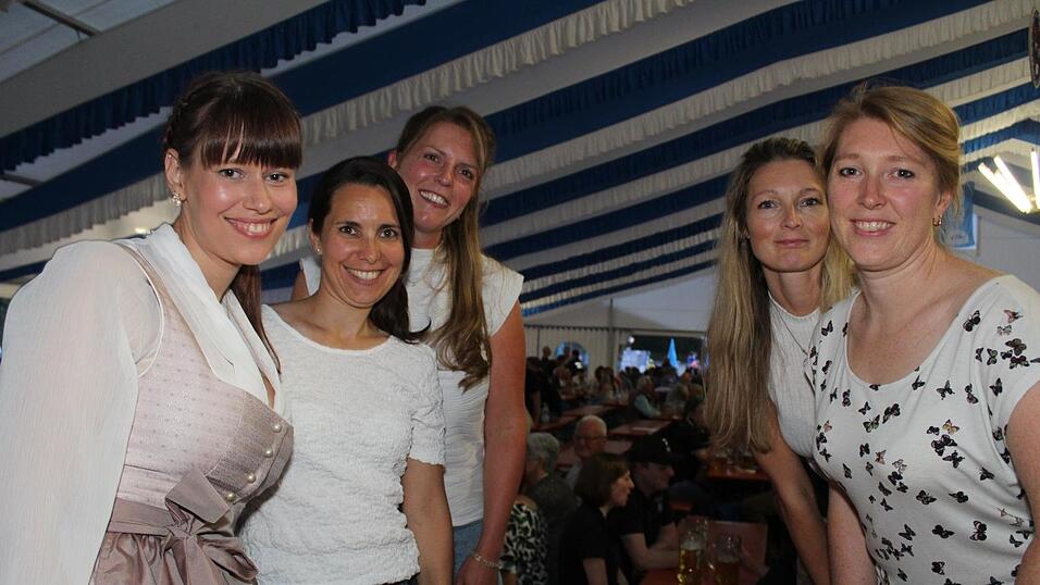 Zur Musik von Headless wurde ausgelassen gefeiert. Zur Musik von Headless wurde ausgelassen gefeiert.