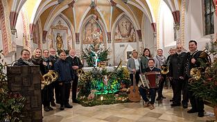 Die Teilnehmer an der Gottesdienstgestaltung mit Pater Jacob, Ludwig Thoma und allen Musikern Die Teilnehmer an der Gottesdienstgestaltung mit Pater Jacob, Ludwig Thoma und allen Musikern