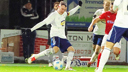 Tobias Steer (am Ball) übernahm bei zwei Foulelfmetern Verantwortung, traf beide Male und brachte seine SpVgg Landshut damit endlich wieder auf die Siegerstraße. Tobias Steer (am Ball) übernahm bei zwei Foulelfmetern Verantwortung, traf beide Male und brachte seine SpVgg Landshut damit endlich wieder auf die Siegerstraße.