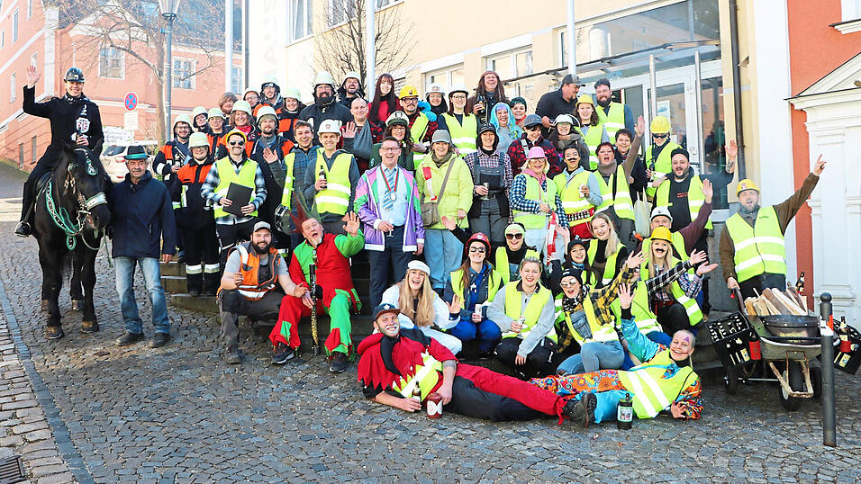 Ein lustige Truppe: Die Narrhalla Mainburg machte die Stadt unsicher. Ein lustige Truppe: Die Narrhalla Mainburg machte die Stadt unsicher.