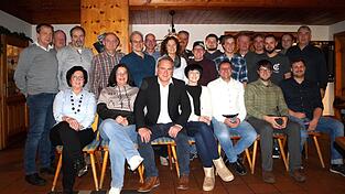 CSU-Bürgermeisterkandidat Franz Müller und die Bewerber der CSU-FWG für die Gemeinderatswahl mit der Liste der Ersatzbewerber, die gegebenenfalls am 15. Januar als zweite Liste nachrückt. CSU-Bürgermeisterkandidat Franz Müller und die Bewerber der CSU-FWG für die Gemeinderatswahl mit der Liste der Ersatzbewerber, die gegebenenfalls am 15. Januar als zweite Liste nachrückt.