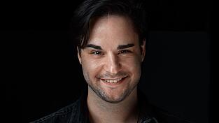 Synchronsprecher Vincent Fallow ist unter anderem die Stimme von Jonathan Joestar in der Serie „JoJo’s Bizarre Adventure“, Clive Rosfield, der Hauptfigur im Spiel „Final Fantasy XVI“, und Twice aus dem Anime„My Hero Academia“. Synchronsprecher Vincent Fallow ist unter anderem die Stimme von Jonathan Joestar in der Serie „JoJo’s Bizarre Adventure“, Clive Rosfield, der Hauptfigur im Spiel „Final Fantasy XVI“, und Twice aus dem Anime„My Hero Academia“.