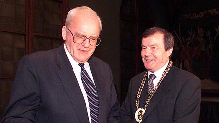 Im November 1999 erhielt der ehemalige Bundespräsident Roman Herzog die Ehrenbürgerschaft der Stadt Landshut. Oberbürgermeister Deimer trug die Högner-Kette. Im November 1999 erhielt der ehemalige Bundespräsident Roman Herzog die Ehrenbürgerschaft der Stadt Landshut. Oberbürgermeister Deimer trug die Högner-Kette.
