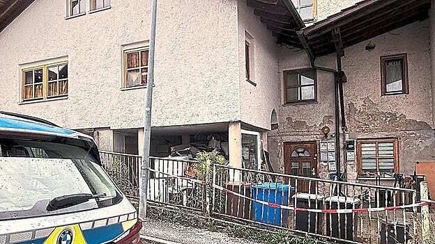In einem Mehrfamilienhaus in Zwiesel soll ein heute 38 Jahre alter Mann im Sommer 2025 drei Menschen ermordet haben. Im Anschluss stellte er sich selbst der Polizei in Österreich. In einem Mehrfamilienhaus in Zwiesel soll ein heute 38 Jahre alter Mann im Sommer 2025 drei Menschen ermordet haben. Im Anschluss stellte er sich selbst der Polizei in Österreich.