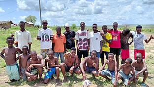 Über den neuen Fußball haben sich die jungen Kicker in dem Dorf Mteza besonders gefreut. Über den neuen Fußball haben sich die jungen Kicker in dem Dorf Mteza besonders gefreut.