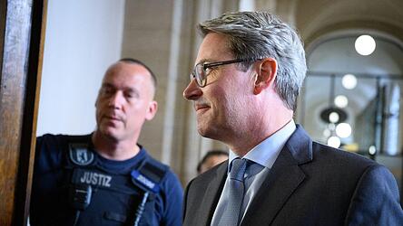 Gut sieben Jahre nach dem Aus für die geplante Pkw-Maut steht der damalige Bundesverkehrsminister Andreas Scheuer (r.) vor Gericht. In dem Prozess vor dem Landgericht Berlin geht es um den Vorwurf einer Falschaussage. Die Staatsanwaltschaft wirft dem 51-Jährigen vor, vor dem Maut-Untersuchungsausschuss des Bundestags gelogen zu haben. Gut sieben Jahre nach dem Aus für die geplante Pkw-Maut steht der damalige Bundesverkehrsminister Andreas Scheuer (r.) vor Gericht. In dem Prozess vor dem Landgericht Berlin geht es um den Vorwurf einer Falschaussage. Die Staatsanwaltschaft wirft dem 51-Jährigen vor, vor dem Maut-Untersuchungsausschuss des Bundestags gelogen zu haben.
