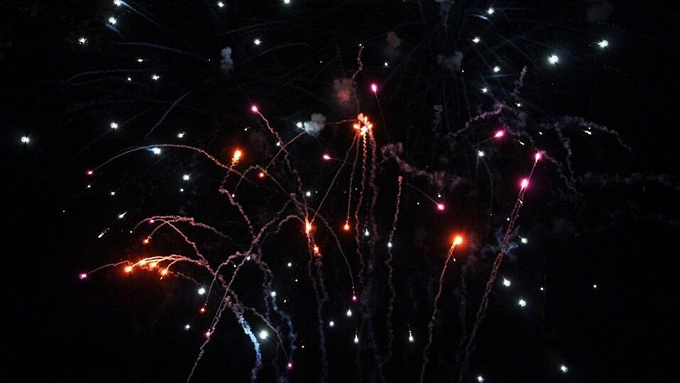 Die Frühjahrsdult 2017 in Landshut neigt sich dem Ende entgegen. Grund genug, noch einmal richtig in den Bierzelten zu feiern - abgerundet vom traditionellen Feuerwerk. Die Frühjahrsdult 2017 in Landshut neigt sich dem Ende entgegen. Grund genug, noch einmal richtig in den Bierzelten zu feiern - abgerundet vom traditionellen Feuerwerk.