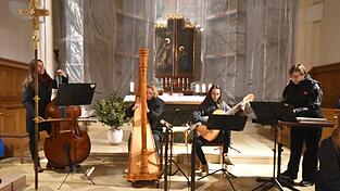 Nicht zum ersten Mal gestaltete die Geisenhausener Saitenmusik ein Benefizkonzert mit Sissi Pöschl - gewohnt erfolgreich. Nicht zum ersten Mal gestaltete die Geisenhausener Saitenmusik ein Benefizkonzert mit Sissi Pöschl - gewohnt erfolgreich.