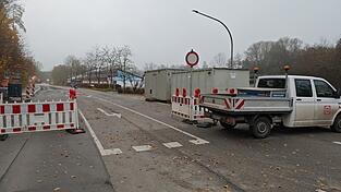 Am Dienstagnachmittag wurde die Veldener Straße in Vilsbiburg auf einem rund 500 Meter langen Abschnitt komplett gesperrt. Am Mittwochmorgen gingen die Bauarbeiten los. Am Dienstagnachmittag wurde die Veldener Straße in Vilsbiburg auf einem rund 500 Meter langen Abschnitt komplett gesperrt. Am Mittwochmorgen gingen die Bauarbeiten los.