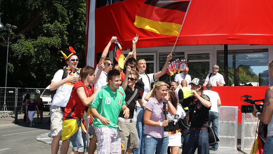 Christian Fertl war am Sonntag auf der Fanmeile in Berlin und erlebte dort das Achtelfinale gegen England auf Großleinwand. Christian Fertl war am Sonntag auf der Fanmeile in Berlin und erlebte dort das Achtelfinale gegen England auf Großleinwand.