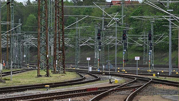 Die DB saniert ihr Streckennetz. In den kommenden vier Wochen bedeutet das Fahrplanänderungen zwischen München und Füssen. (Symbolbild) Die DB saniert ihr Streckennetz. In den kommenden vier Wochen bedeutet das Fahrplanänderungen zwischen München und Füssen. (Symbolbild)