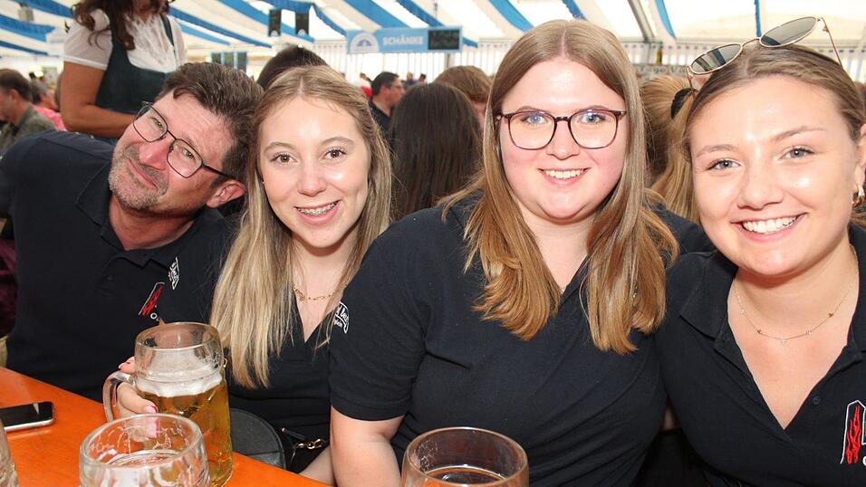 Zur Musik von Headless wurde ausgelassen gefeiert. Zur Musik von Headless wurde ausgelassen gefeiert.