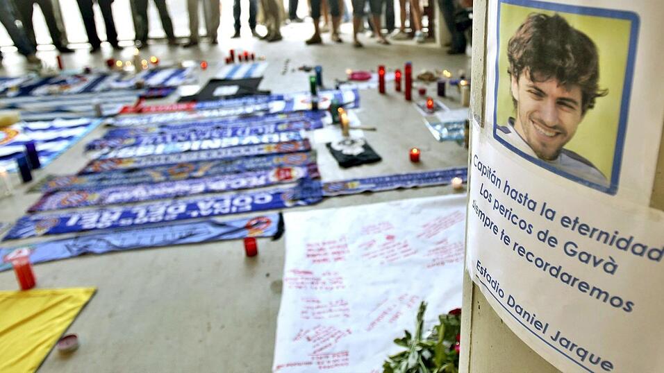 August 2009: Daniel Jarque (26), Kapitän des Erstligisten Espanyol Barcelona und ehemaliger spanischer U21-Nationalspieler, verstirbt während eines Trainingslagers an Herzversagen. August 2009: Daniel Jarque (26), Kapitän des Erstligisten Espanyol Barcelona und ehemaliger spanischer U21-Nationalspieler, verstirbt während eines Trainingslagers an Herzversagen.