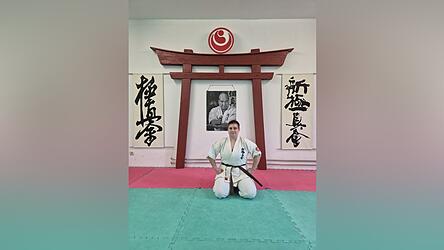 Diese Haltung ist Bestandteil der Anfangszeremonie. Hinter Andrea Adam ist Sosai Mas Oyama zu sehen - der Begründer von Kyokushin-Karate. Diese Haltung ist Bestandteil der Anfangszeremonie. Hinter Andrea Adam ist Sosai Mas Oyama zu sehen - der Begründer von Kyokushin-Karate.