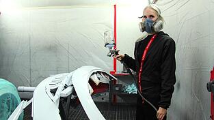 Von wegen Männerdomäne: Elena Artmann startet als Fahrzeuglackiererin richtig durch. Jetzt will die 22-Jährige sogar den deutschen Meistertitel nach Straubing holen. Von wegen Männerdomäne: Elena Artmann startet als Fahrzeuglackiererin richtig durch. Jetzt will die 22-Jährige sogar den deutschen Meistertitel nach Straubing holen.