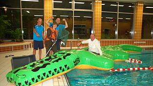 Das Krokodil ist aus der Laber gerettet! Rettungsschwimmer Markus Müller, Jägerin Gerda Greß, Bademeister Martin Schmidt und Bürgermeister Herbert Lichtinger (von links) hatten jede Menge Spaß an der fingierten Online-Werbekampagne für die Halloween-Party am Freitagnachmittag im Geiselhöringer Hallenbad mit dem Wasserspieltier als Hauptattraktion im Becken. Das Krokodil ist aus der Laber gerettet! Rettungsschwimmer Markus Müller, Jägerin Gerda Greß, Bademeister Martin Schmidt und Bürgermeister Herbert Lichtinger (von links) hatten jede Menge Spaß an der fingierten Online-Werbekampagne für die Halloween-Party am Freitagnachmittag im Geiselhöringer Hallenbad mit dem Wasserspieltier als Hauptattraktion im Becken.