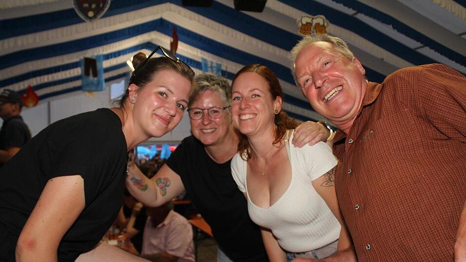 Zur Musik von Headless wurde ausgelassen gefeiert. Zur Musik von Headless wurde ausgelassen gefeiert.