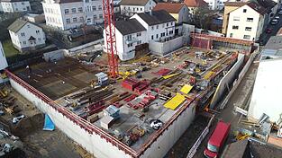 Die Baustelle von oben: Im März soll der Holzbau für die Bibliothek beginnen. Die Baustelle von oben: Im März soll der Holzbau für die Bibliothek beginnen.