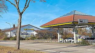 Ein neuer Supermarkt soll auf einem Grundstück hinter der Tankstelle entstehen und den bestehenden Edeka ersetzen. Dieser wird abgerissen, sobald der neue Markt steht. Ein neuer Supermarkt soll auf einem Grundstück hinter der Tankstelle entstehen und den bestehenden Edeka ersetzen. Dieser wird abgerissen, sobald der neue Markt steht.