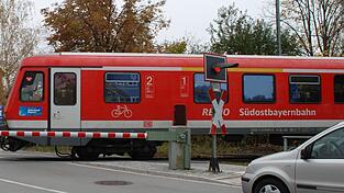 Die Gäubodenbahn fährt mit Diesel, nicht mit Strom. Die Gäubodenbahn fährt mit Diesel, nicht mit Strom.
